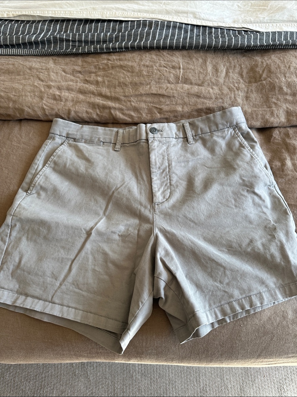 GAP Men's Flat-Front Casual Shorts in Light Gray